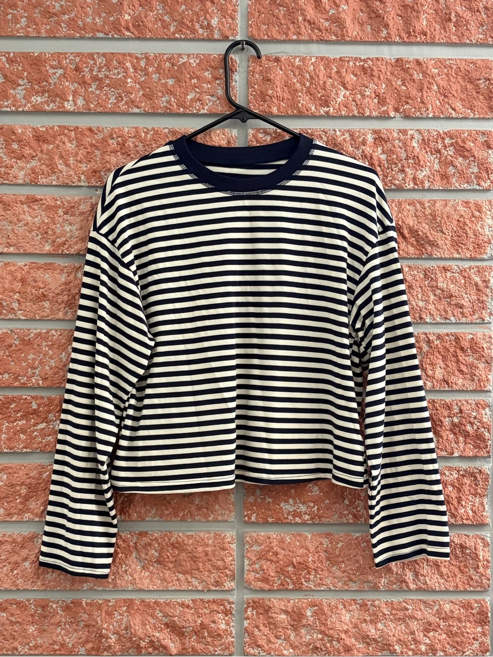 🌟 Striped Long-Sleeve Crewneck Top